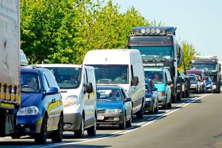 Pravidla pro mezery mezi jedoucími auty čeká přesnější vymezení se sankcí - Novinky